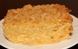 Baked_macaroni_and_cheese_close-up